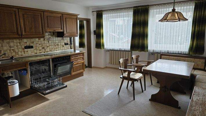 1. OG Küche mit Essbereich und Einbauküche Zimmer 2