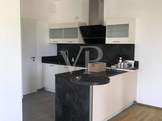 Küche mit Stehtisch