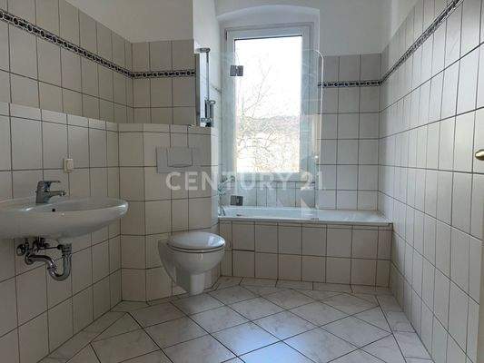 Tageslicht-Badezimmer mit Badewanne