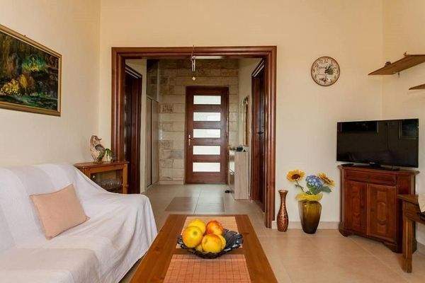 Steinhaus mit Blick auf das Meer und die Schlucht