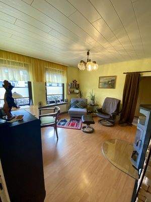 12) Wohnzimmer mit Ofen