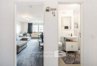 Flur mit Blick ins Wohnzimmer und das Bad