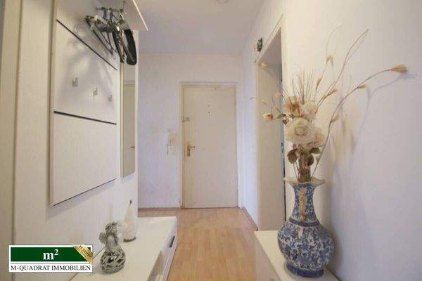 Flurblick auf Wohnungs-Eingangstür