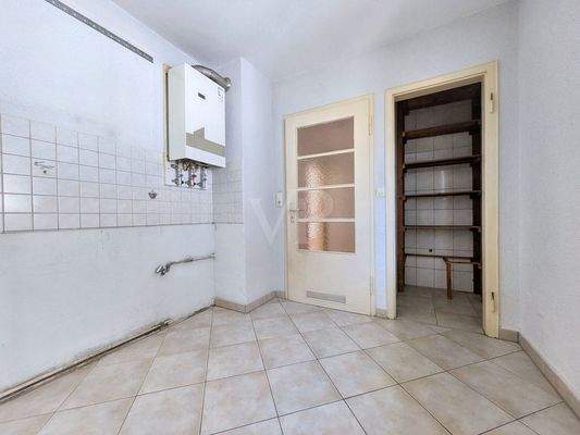 Küche mit Abstellraum