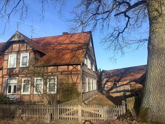 Seitenansicht mit Blick auf das Nebengebäude