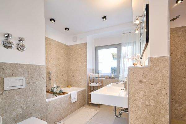 Modernes Masterbad in Naturtönen mit Badewanne und