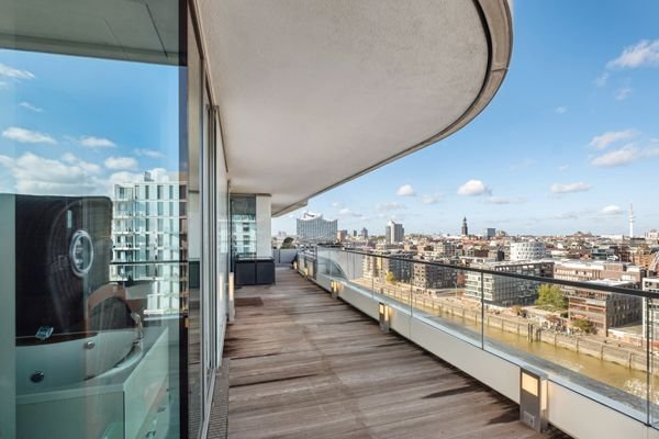 Großzügige Terrasse mit offenen und überdachten Sitzbereichen