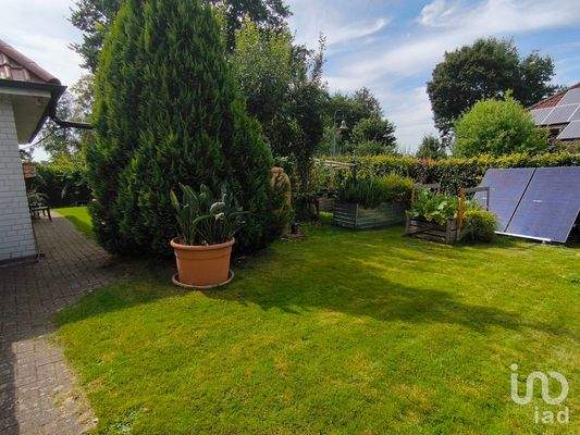 Garten seite mit Balkonkraftwerk