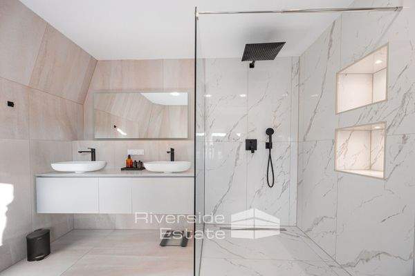 Badezimmer mit großer Dusche