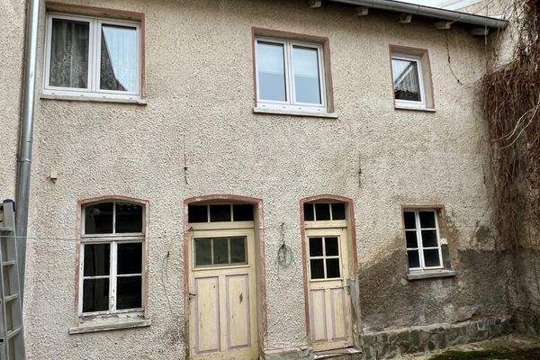 Größerer Anbau mit Wohnräumen im OG