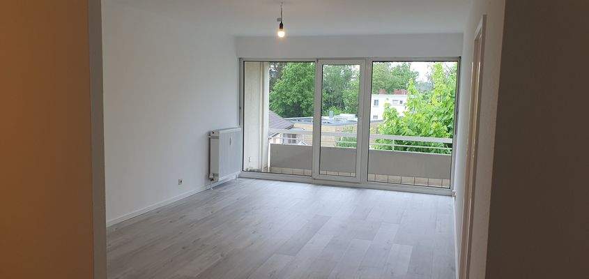 Wohnzimmer mit Balkon.jpg