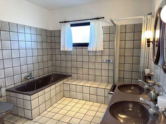 Wannen- und Duschbad mit WC