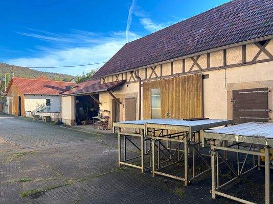 Hofbereich mit Nebengebäuden