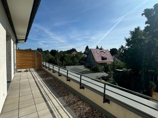 große Terrasse mit freiem Blick