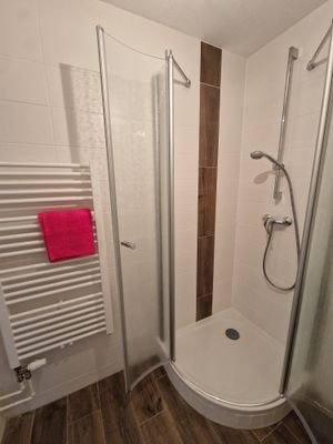 modernes Bad mit Dusche
