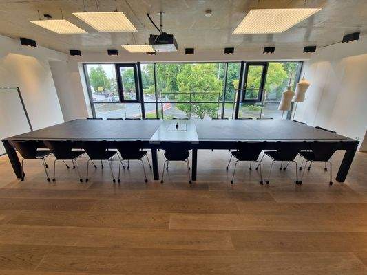 Büro mit Konferenztisch