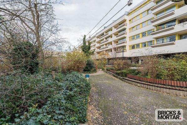 Grüne Oase mit sehr gepflegten Außenanlagen