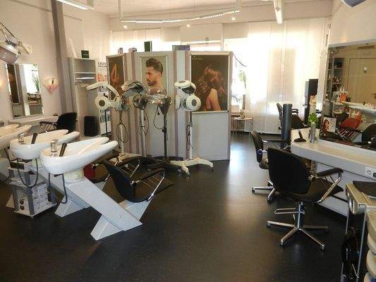 Frisiersalon mit viel Platz.JPG