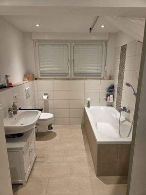 Wannenbad mit Fenster