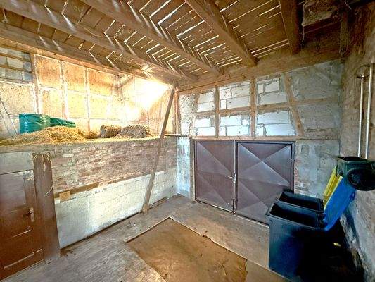 Blick in die Scheune mit einem weiteren PKW Stellplatz