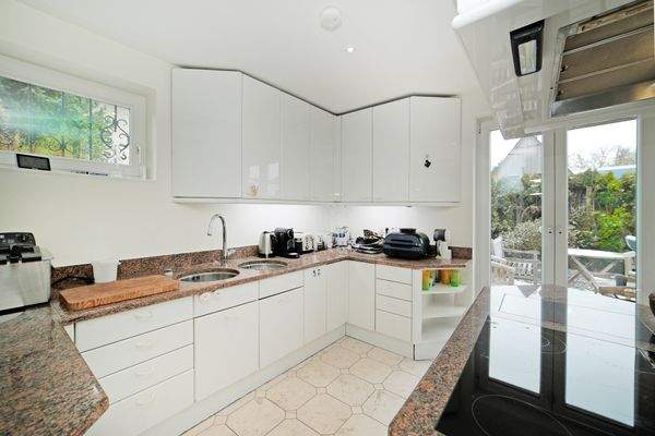 Einbauküche mit Kochinsel