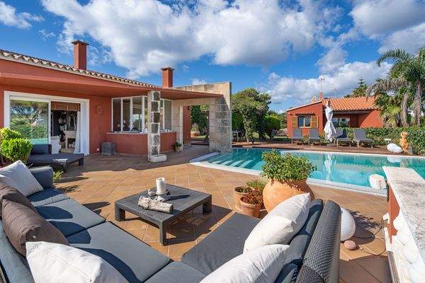 Herrliche Villa mit Meerblick, Pool und Garten, in der Nähe des Strandes und der Restaurants, im Südosten von Menorca