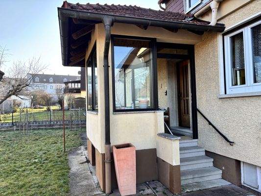 verglaster Windfang mit Sitzmöglichkeit