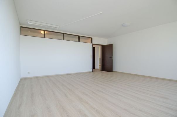 ... mit viel Platz und hellem Laminat