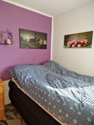 Schlafraum mit Fenster