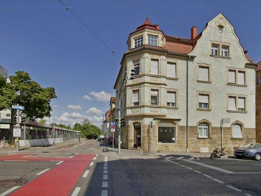 Hausansicht von der Straße aus mit schönem Erker und Dachgauben