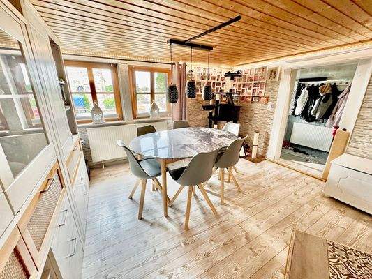 Wohn- und Esszimmer mit Kamin im EG (3)