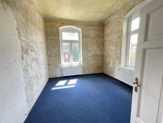 Büroraum renovierungsbedürftig am Durchgangszimmer