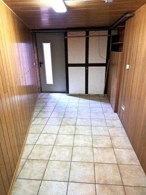 Kellerflur mit Nebeneingang