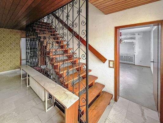 Flur OG mit Zugang DG