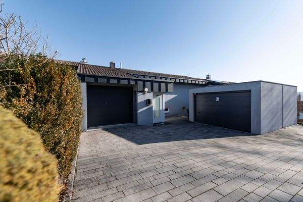 Vorplatz & Hauseingang