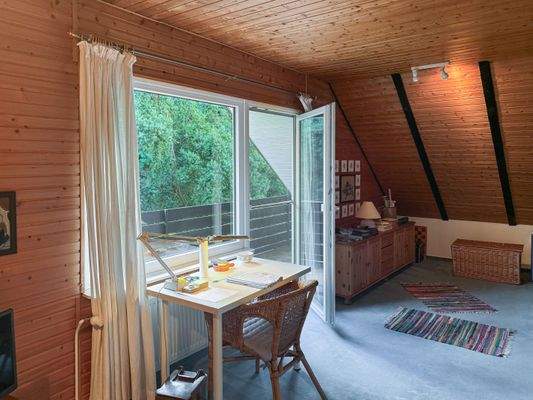 Zimmer OG mit Zugang zur Loggia