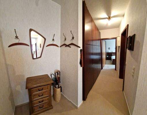 Garderobe mit Blick Richtung Bad und Schlafzimmer 