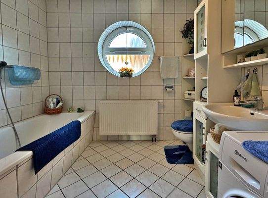 Bad mit Wanne und Dusche - Einrichtungsbeispiel