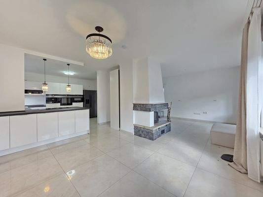 Offener Wohn - Essbereich mit einem Kamin mittig