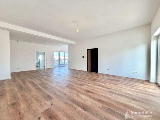 Wohnzimmer mit offener Küche