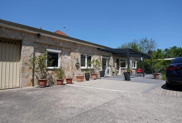 barrierefreier Hauszugang mit Parkmöglichkeit