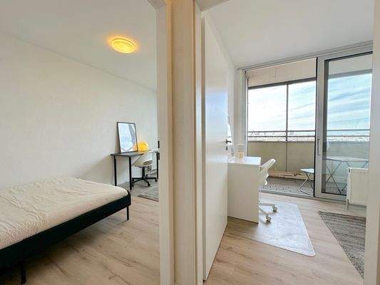 Helles Zimmer mit Balkon