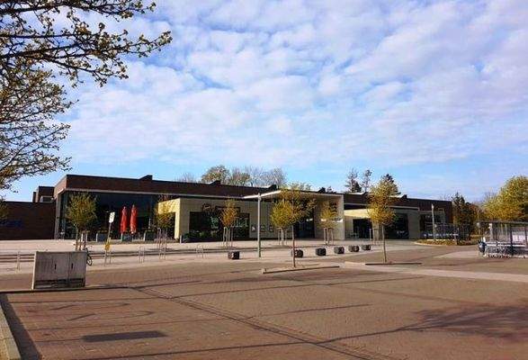 Einkaufmarkt anliegend