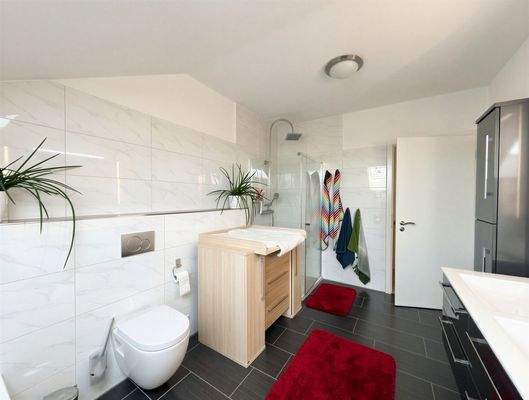 Tageslichtbad im 1. OG mit ebenerdiger Dusche&Bidet