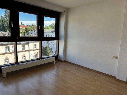 Schlafzimmer mit großer Fensterwand