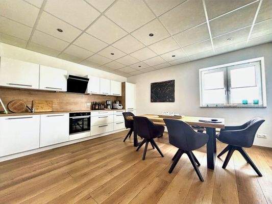 Aufenthaltsraum mit moderner Einbauküche