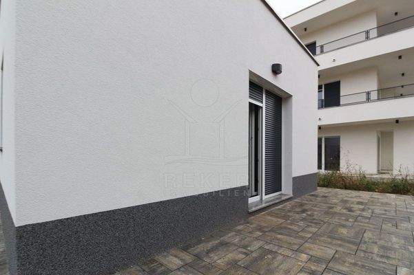 Das kleinere Gebäude mit einer kleinen Terrasse