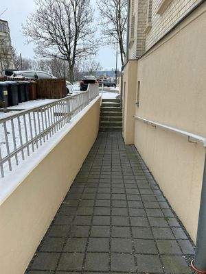 behindertenger. Zugang Fahrstuhl.jpg