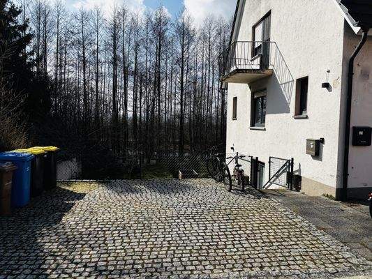 bequemes Parken: 2 Kfz-Stellplätze mit Granitsteinpflaster auf der Ostseite