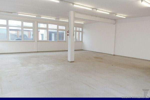 Innenansicht - grosszügige Lagerfläche im EG